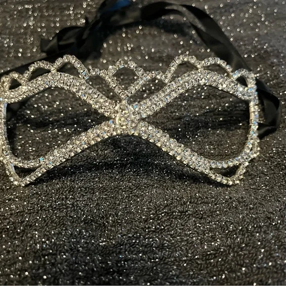 Elegant Crystal Masquerade Mask - Picture 1 of 4